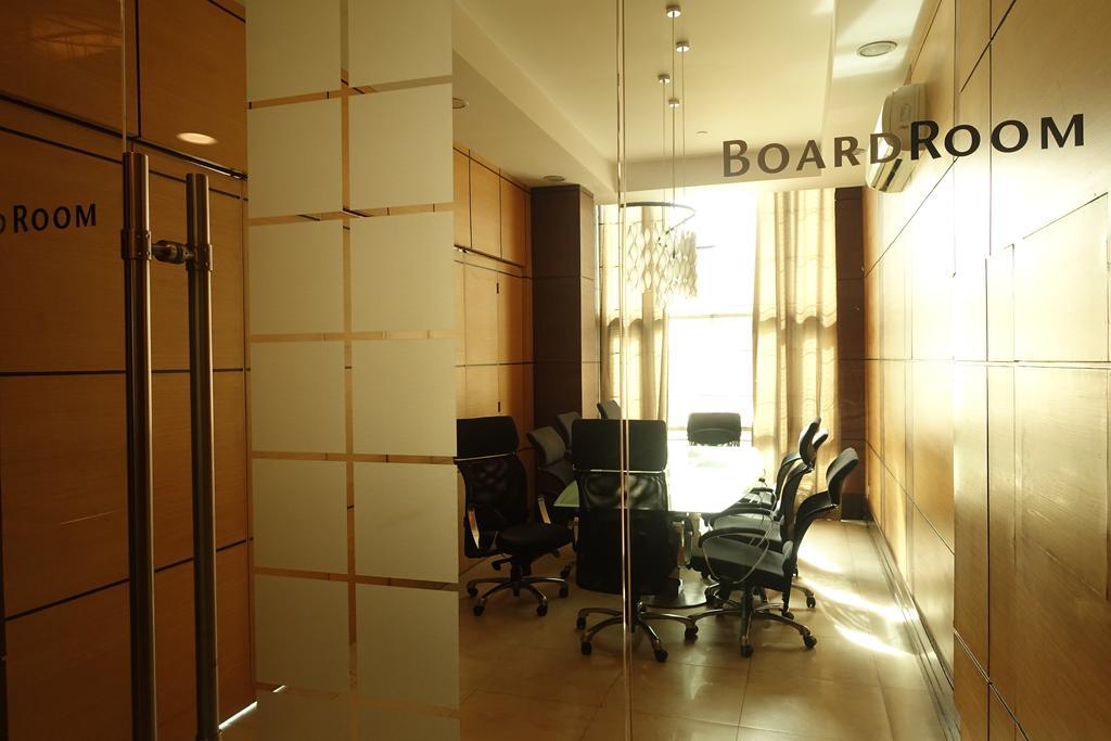 Luxury Condo At Forbeswood Parklane The Fort Bgc Makati City Exterior foto